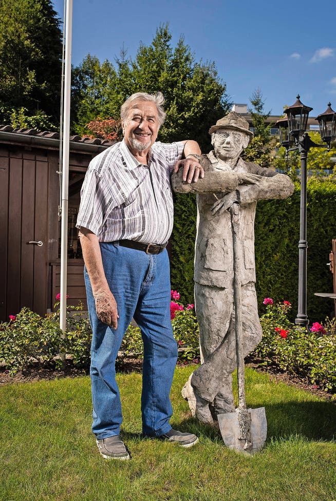 Volksmusiker Hans Aregger, der heute 85 Jahre alt wird, mit dem «Mändu» in seinem Garten in Horw, den er zum 75. Geburtstag erhielt. (Bild Roger Grütter)
