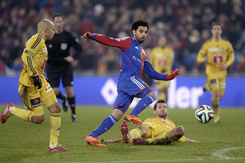 Basels Mohammed Salah (links) kämpft gegen Luzerns Michel Renggli um den Ball. (Bild: Keystone)