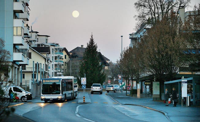 Die Haltestelle Steinhausen Zentrum soll behindertengerecht werden. (Bild: Stefan Kaiser (12. Dezember 2016))