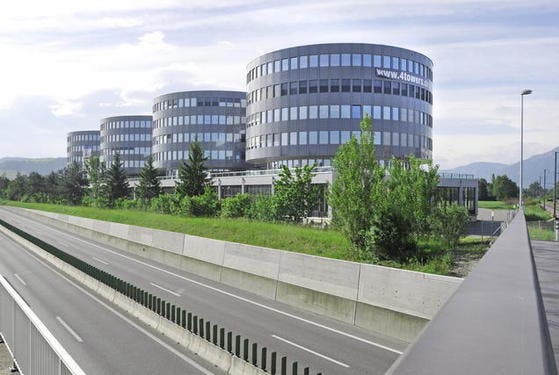 Hier zieht Actavis ein: Die 4-Towers in Steinhausen an der Autobahn A4. (Bild Dominik Hodel/Neue ZZ)