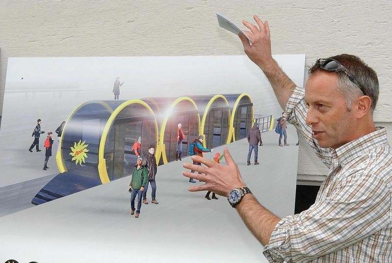Ueli Suter von der Garaventa AG erläutert die Visualisierung der neuen Stoosbahn. (Bild: Bert Schnüriger/Neue SZ)