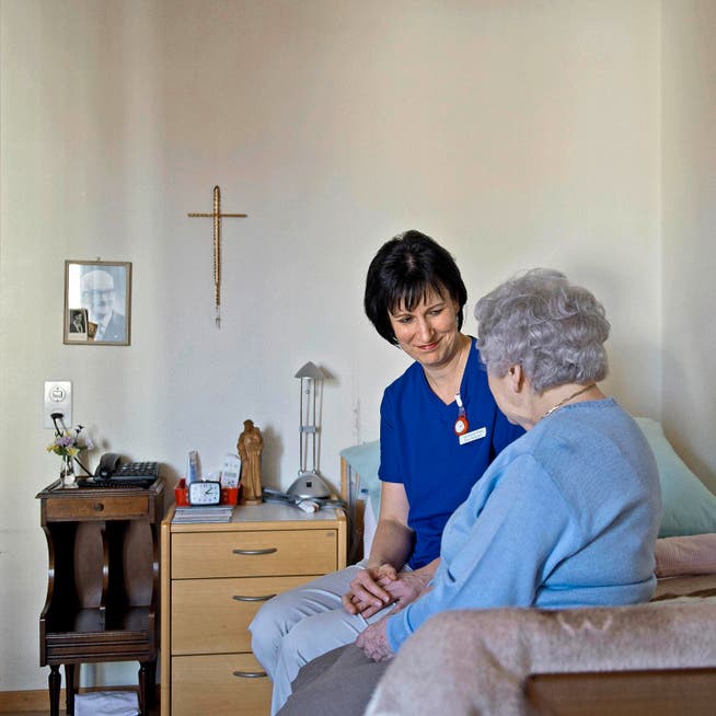 Die diplomierte Pflegefachfrau Anca Campean im Gespräch mit einer Bewohnerin im Pflegezentrum Dreilinden in Luzern. (Bild Pius Amrein)