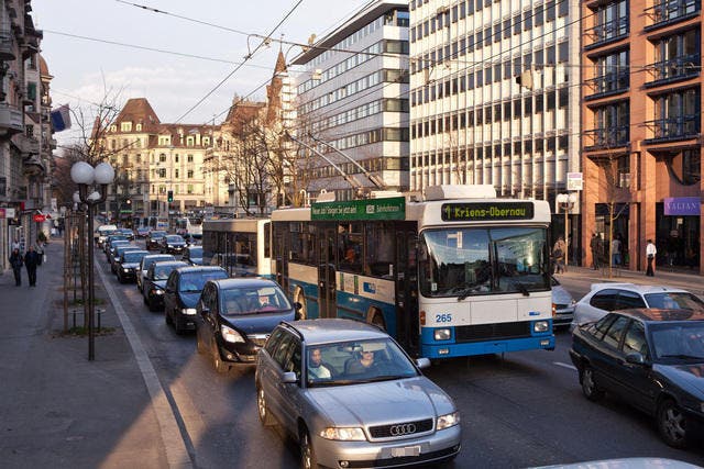 Oft stecken die Busse im Stau, wie hier im Feierabendverkehr auf der Pilatusstrasse. Im ÖV-Bericht 2012 bis 2015 findet nun auch die Luzerner Regierung, dass es «ein grundlegend verbessertes Busnetz und höhere Kapazitäten» braucht. (Bild: Remo Nägeli / Neue LZ)