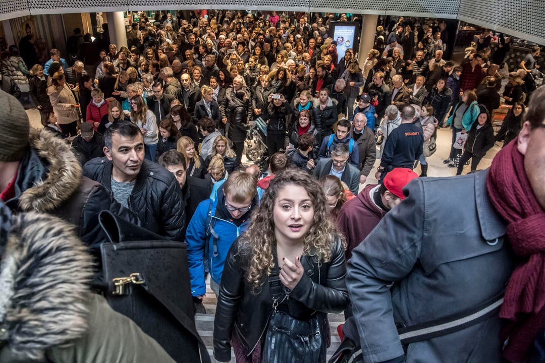 Die Besucher strömen kurz nach der Eröffnung in die Mall of Switzerland. (Bild: Nadia Schärli)