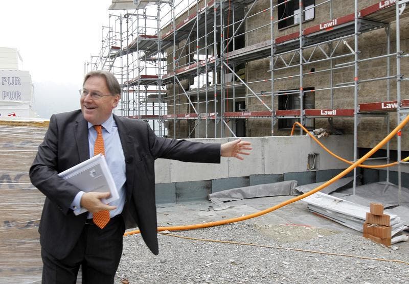 Bruno H. Schoepfer, CEO des Bürgenstock Resorts, vor dem Neubau des Panorama Residence Hotel. (Bild: Keystone)