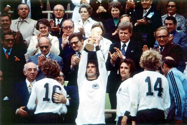 Der Höhepunkt seiner Karriere: Nach dem 2:1-Sieg über Holland im WM-Final 1974 hält Gerd Müller den Pokal in die Höhe. (Bild: Getty/Werner Schulze)