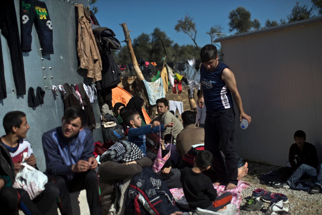 Flüchtlinge hoffen auf Einlass ins Registrierungscamp Moria. (Bild: AP/Marko Drobnjakovic)