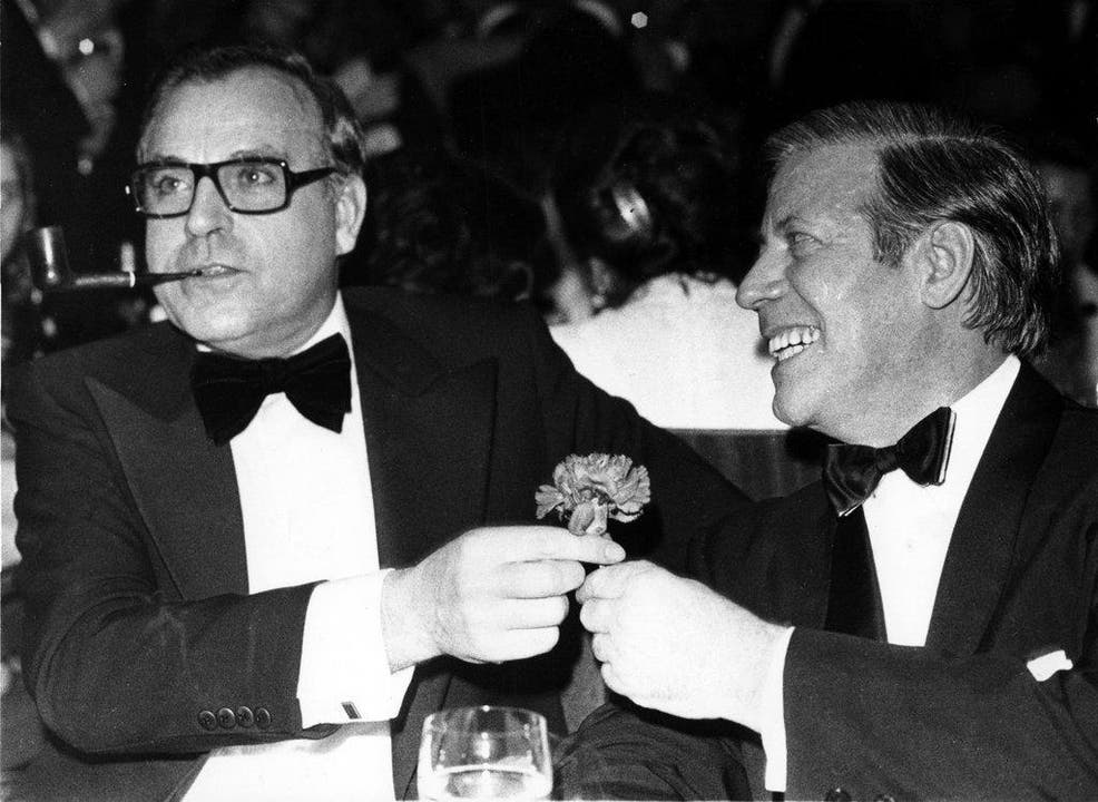Helmut Kohl (links) zusammen mit Helmut Schmidt am 16. November 1974 beim "The Federal Press Ball" in Bonn. (Bild: Keystone)