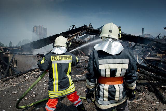 Damit im Brandfall genug Einsatzkräfte vor Ort sein können, braucht die Luzerner Feuerwehr wieder mehr Nachwuchs. Im Bild: Zwei Feuerwehrleute beim Löschen des Scheunen-Vollbrandes in Hasle von Ende Juli. (Bild: Pius Amrein / Neue LZ)