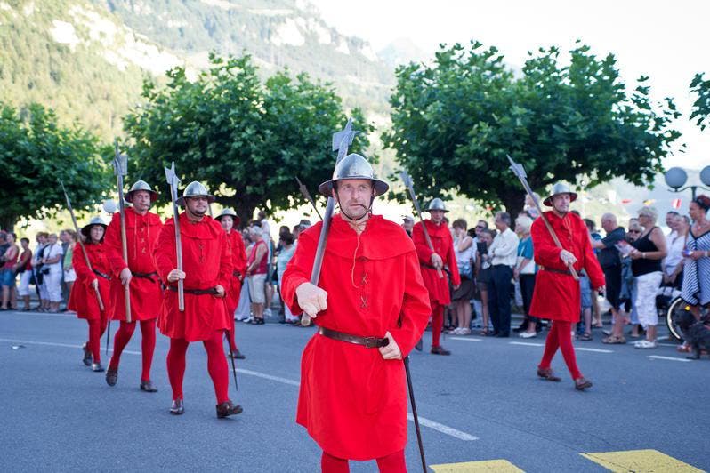 Die Roten Schwyzer an der Bundesfeier mit Dorffest in Brunnen. (Bild: Erhard Gick / Neue SZ)