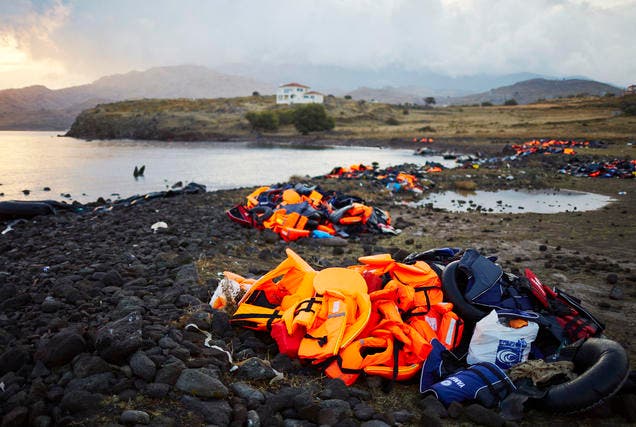 Schwimmwesten, die von Flüchtlingen nach ihrer Ankunft auf der griechischen Insel Lesbos am Ufer liegen gelassen worden sind. (Bild: Getty/Pierre Crom)