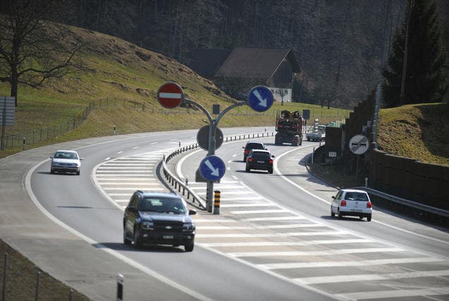 Autofahrer auf der Autostrasse A8 in Sarnen. (Bild: Corinne Glanzmann)