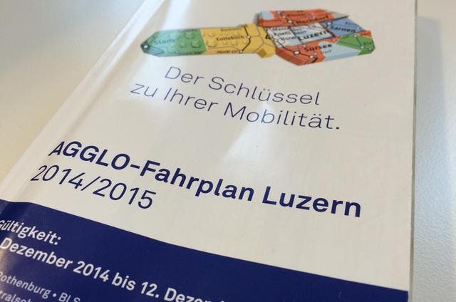 Der rund 400 Seiten dicke Agglo-Fahrplan 2014/2015. (Bild: PD)