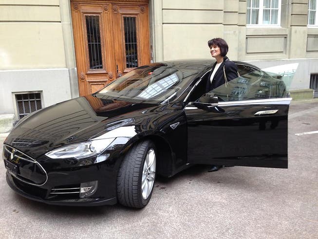 Sie ist wohl die bekannteste Tesla-Fahrerin der Schweiz: Bundesrätin Doris Leuthard, hier mit ihrem Dienstwagen Tesla S 85. (Bild: KEYSTONE/UVEK/ANONYMOUS)