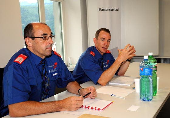 Florian Grossmann, Mediensprecher (links), und Lorenzo Hutter, Kommandant der Kapo Schwyz. (Bild Erhard Gick/Neue SZ)