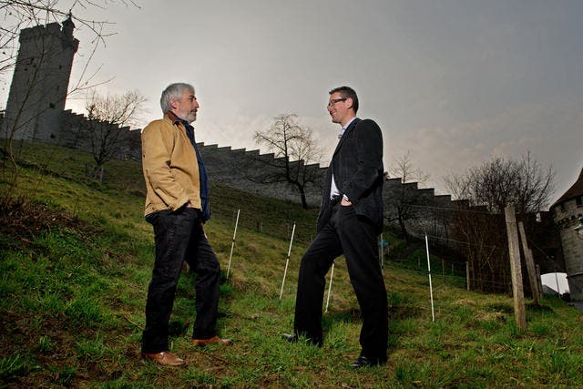 Andreas Stäuble (links) und André Marti auf dem Musegghügel, in dem dereinst ein Parkhaus gebaut werden soll. (Bild Eveline Beerkircher)