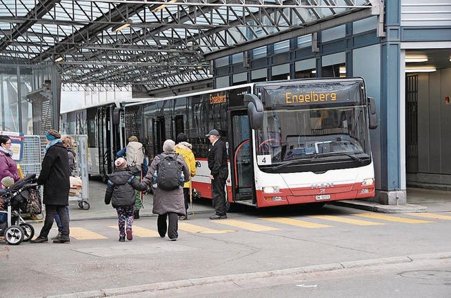 Bahnersatzbusse stehen auch ab kommendem Dienstag wieder für die Zentralbahn im Einsatz. (Bild: Matthias Piazza (Stans, 15. November 2016))