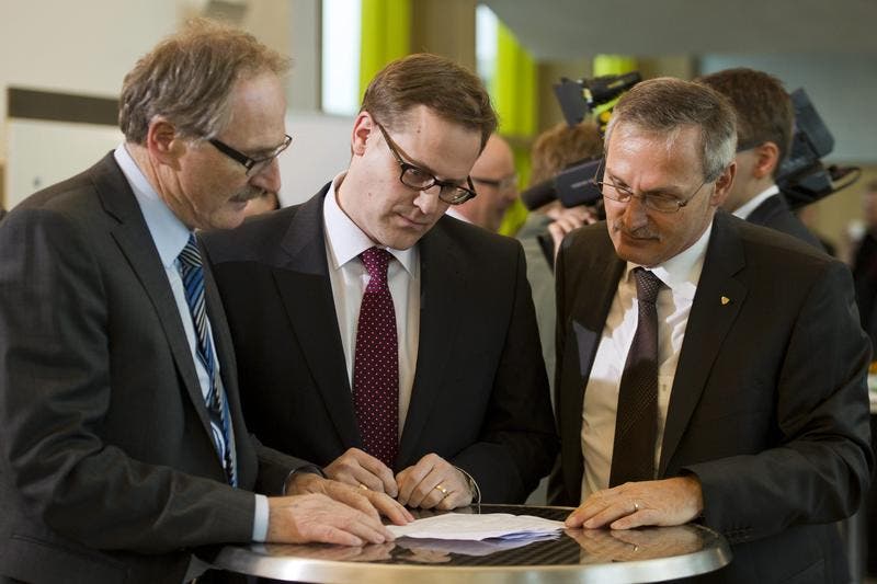 Kurt Zibung, Kaspar Michel und Andreas Barraud (von links) studieren die Ergebnisse. (Bild: Keystone)
