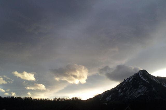 Der Föhn treibt die Wolken rund um das Stanserhorn weiter. (Bild: Sandra Peter / luzernerzeitung.ch)