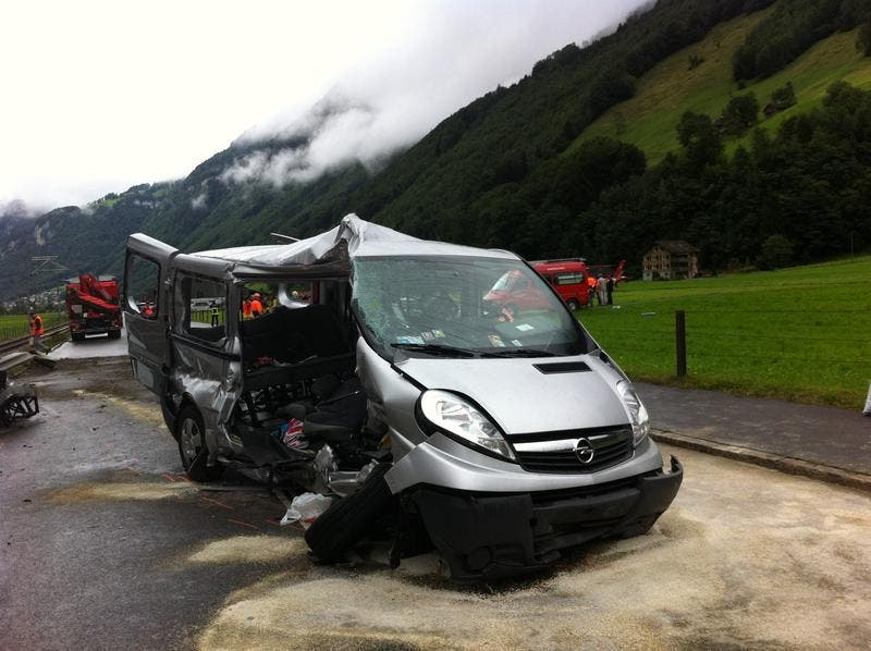 Die Schwerverletzten wurden mit der Rega und der Ambulanz in Schweizer-Spitäler transportiert. (Bild: Kantonspolizei Nidwalden)