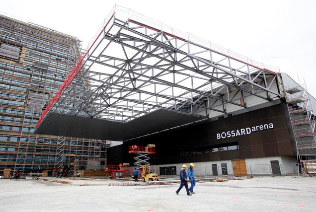 3. März: Hat nun seine volle Länge erreicht: Die Überdachung des Ausseneisfeldes der Bossard Arena. (Bild: Stefan Kaiser/Neue ZZ)
