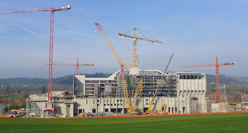 Für das Jahr 2014 stehen nun die weitere Montage der Verfahrenstechnik, der Stahlbau sowie die Fertigstellung des Dachs und der Fassaden auf dem Programm. (Bild: PD)