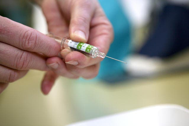 Eine Impfung gegen Masern wird vorbereitet. (Archivbild Nadia Schärli/Neue LZ)