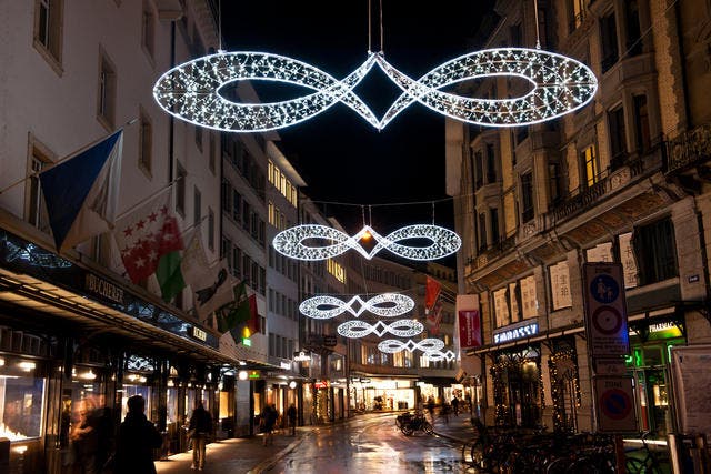 Die Weihnachtsbeleuchtung am Grendel wurde am Donnerstagabend angezündet. (Bild Boris Bürgisser)