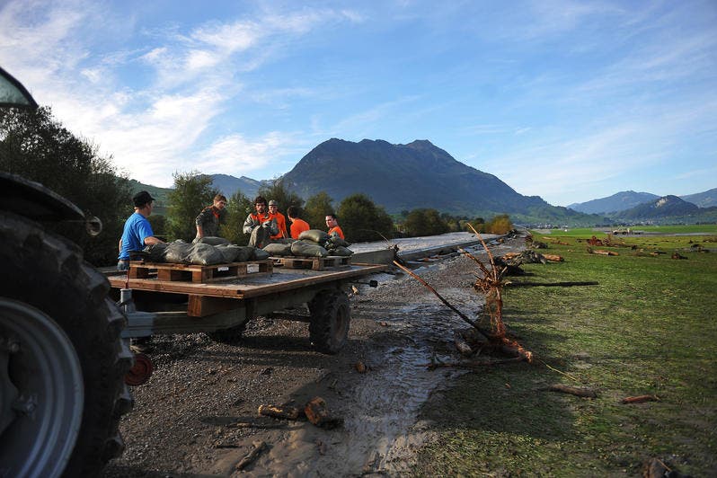 11. Oktober: Aufräumarbeiten nach dem Hochwasser. Sandsäcke werden im Gebiet Flugplatz Buochs vom Zivilschutz zusammengeräumt. (Bild: Corinne Glanzmann / Neue NZ)