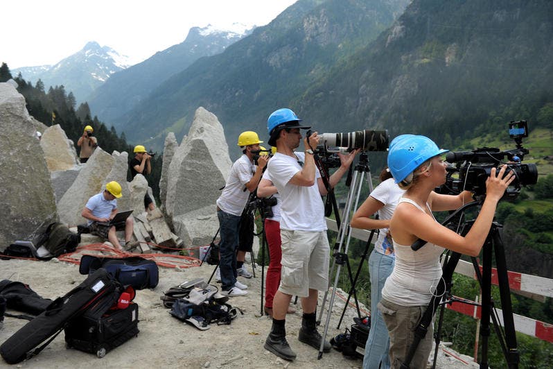 Medienschaffende positionieren ihre Kameras. (Bild: Nadia Schärli/Neue LZ)