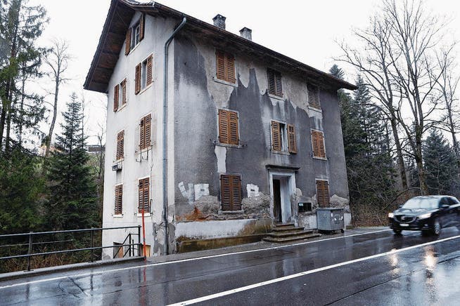 Das Haus an der Zugerstrasse trotzt Wind und Regen. (Bild: Werner Schelbert (5. Januar 2018))