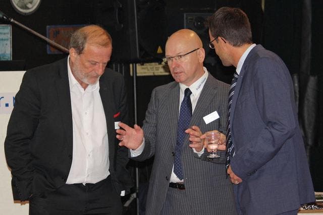 Messeleiter Peter Binggeli (mitte) im Gespräch mit Zugs Stadtpräsident Dolfi Müller (links) und Thomas Regli, CEO der Seewarte. (Bild PD)