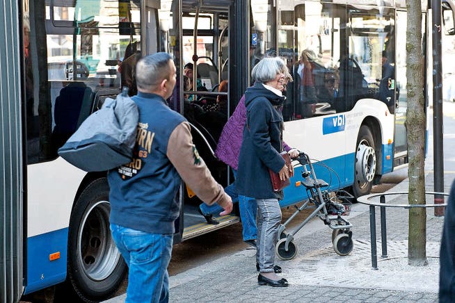 Beim Ein- und Aussteigen an Luzerner Bushaltestellen treffen insbesondere Gehbehinderte auf Hindernisse wie etwa Bäume. (Bild Boris Bürgisser)