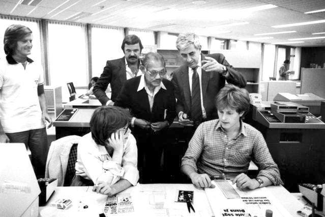 Die «Blick»-Redaktion 1981 mit dem damaligen Chefredaktor Walter Übersax (mit Krawatte und Veston), Hausi Leutenegger (hinten, 2. v. l.) und dem Formel-1-Experten Roger Benoit (ganz links). (Bild: RDB / Keystone)