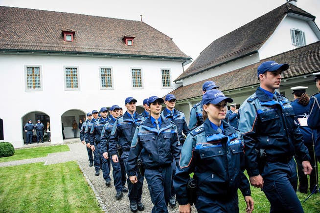 Das Korps der Luzerner Polizei soll bis 2018 um 28 Mitglieder wachsen. Im Bild: neue Polizisten bei ihrer Vereidigung im September im Chorherrenstift Beromünster. (Bild Roger Grütter)