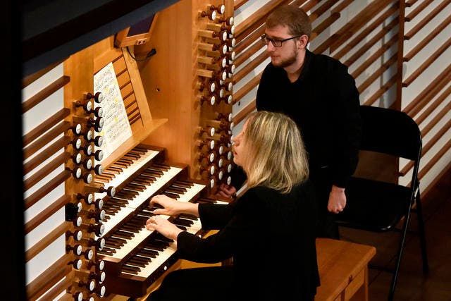 Beim sogenannten Tastentag stand die Orgel im KKL Luzern im Zentrum. Elisabeth Zawadke ist eine der Musikerinnen, die die Orgel erklingen liessen. (Bild: Peter Fischli / Lucerne Festival)