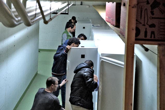 Am 7. März zogen die ersten Asylbewerber in die neue Asylunterkunftt in einer Zivilschutzanlage in Buchrain ein – und inspizierten die noch leeren Kühlschränke. (Bild: Nadia Schärli / Neue LZ)