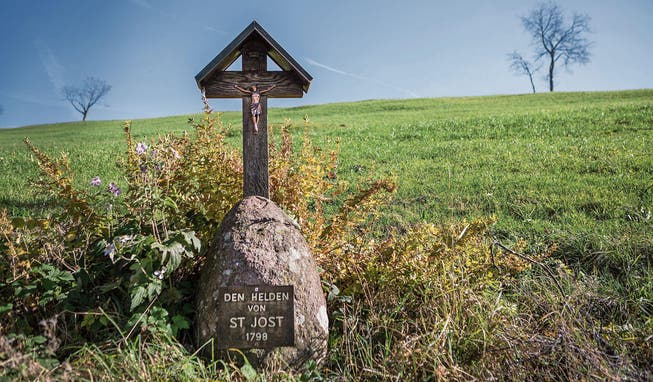 Der Stein mit dem hölzernen Kruzifix am St.-Jost-Rain erinnert an die Ägerer, die sich 1798 gegen die französischen Truppen gestellt haben.