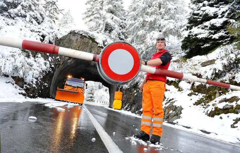 11. Oktober 2013: Der erste Schnee fiel in der Zentralschweiz. Auf dem Bild ist Stefan Baumann vom Tiefbauamt. Er musste den Sustenpass früher als üblich schliessen. (Bild: Corinne Glanzmann / Neue LZ)