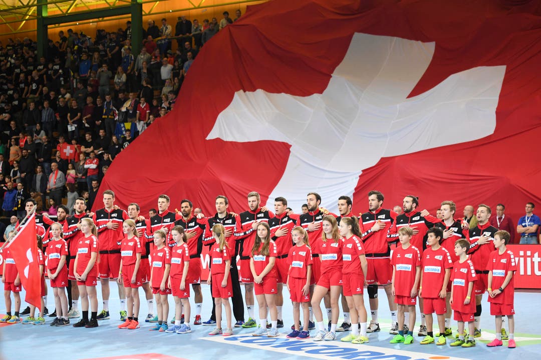 Vor dem Spiel singen die Schweizer Handballer die Nationalhymne. (Bild: Gian Ehrenzeller / Keystone)