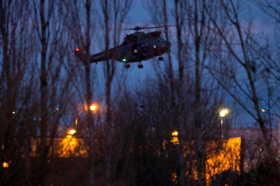 Ein Helikopter fliegt über die Druckerei, in dem sich die Attentäter versteckt haben. (Bild: Peter Dejong)