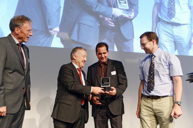 Paul Kurrus, Präsident von Aero Suisse (rechts) übergibt Maxon-CEO Eugen Elmiger den Award. (Bild: Eveline Beerkircher / Neue LZ)