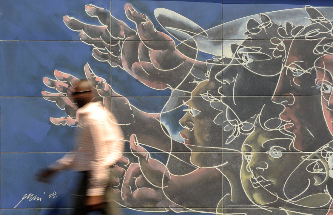 2009: Das Wandbild, das Hans Erni vor dem Palais des Nations der UNO in Genf realisiert hat am 6. Juni 2009. (Bild: Keystone)