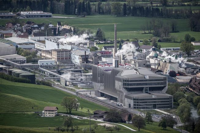 Das Fernwärmenetz im Rontal wird mit Abwärme der Güselverbrennungsanlage Renergia (Bild) gespeist. (Bild: Pius Amrein (Perlen, 25. April 2016))