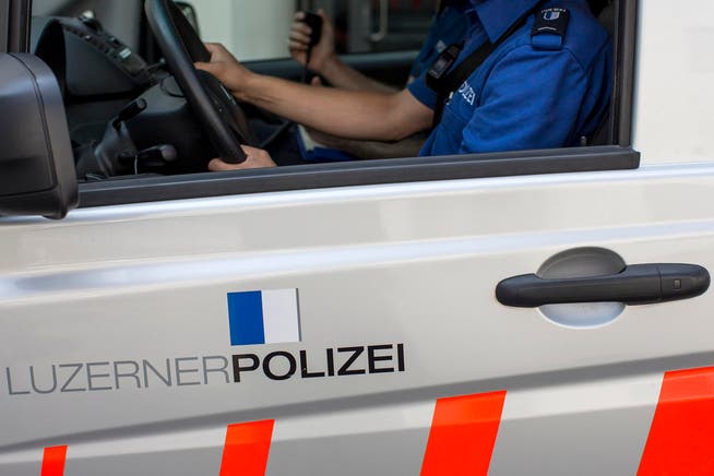 Zwei Polisisten in einem Fahrzeug der Luzerner Polizei. (Symbolbild) (Bild: Keystone)