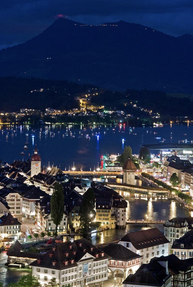 Luzern by Night: Die Stadt will einen Beitrag zur Energieeinsparung leisten. Das Bild stammt vom 27. Juni. (Bild Pius Amrein)