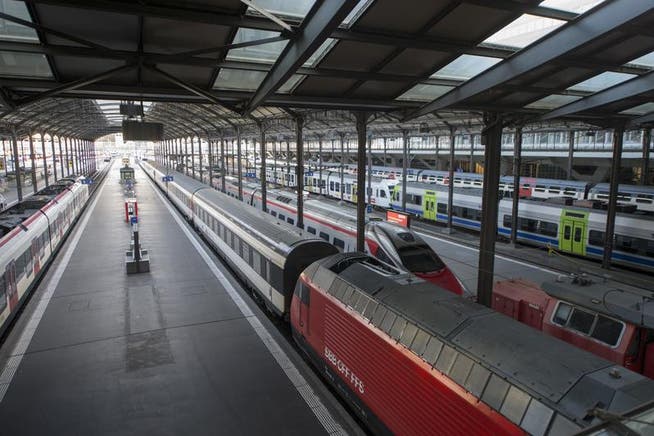 Der Bahnhof von Luzern ist zurzeit noch leer. Bereits am Montagmorgen können hier wieder Pendler mit dem Zug reisen. (Bild: KEYSTONE/Urs Flueeler)