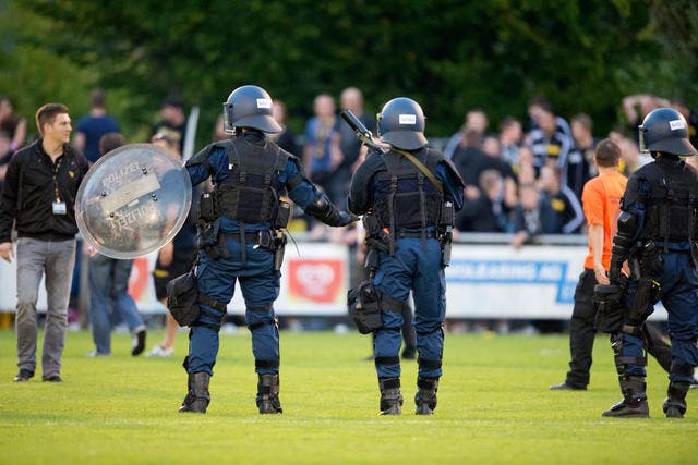 Die Polizei trat nach dem Schlusspfiff aufs Spielfeld, um die Fangruppen zu trennen. (Bild: Eveline Beerkicher / Neue LZ)