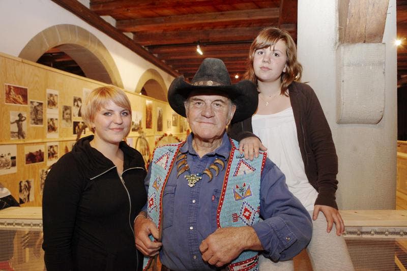 Angy Burri mit seiner Enkelin Melanie (links) und Jil bei der Eröffnung seiner Ausstellung in der Kornschütte. (Bild: Neue LZ)