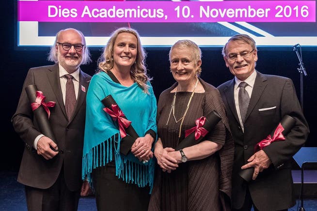 Die neuen Ehrendoktoren (von links): Sepp Riedener, Iris Bohnet, Mieke Bal und Peter Locher. (Bild: PD)